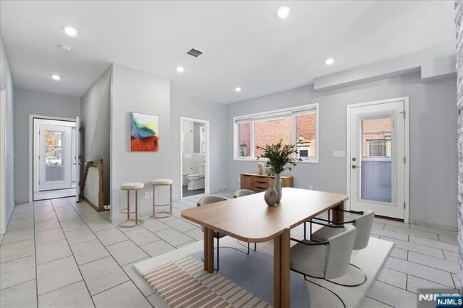 Building Photo - 85 Beckwith Pl