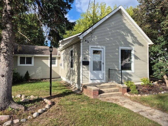 Building Photo - 407 1st St