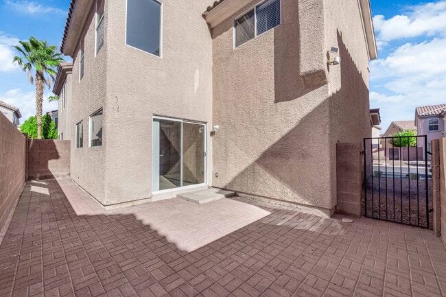 Building Photo - Beautiful 3-bedroom, 2.5-bathroom home loc...
