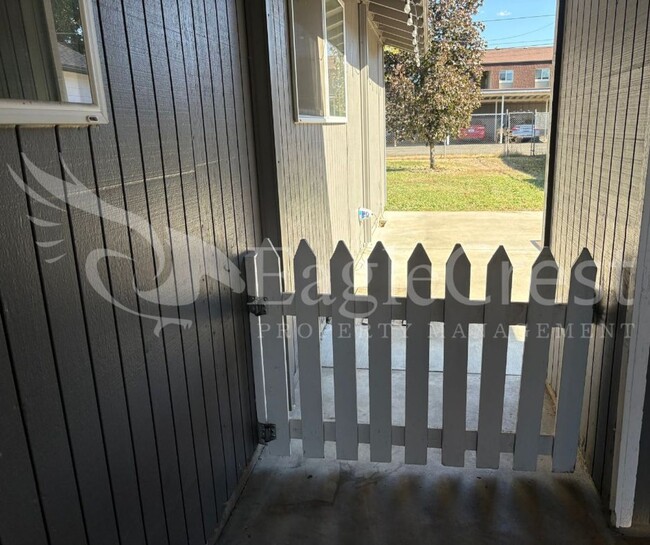 Building Photo - Three Bedroom, One Bathroom Home with Larg...