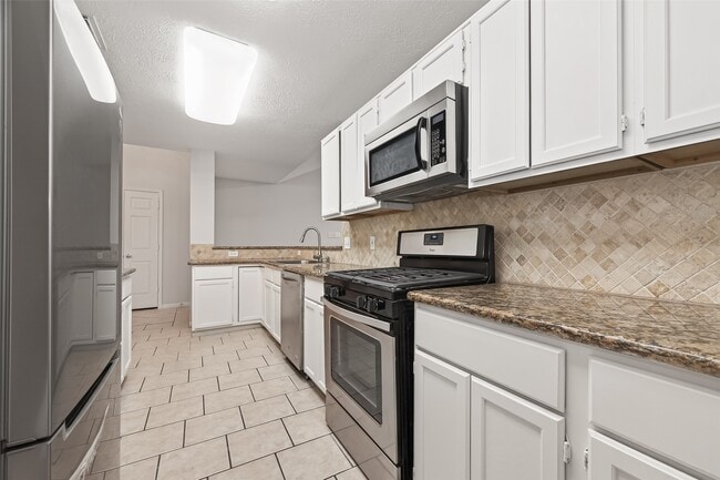 Building Photo - 2002 Foundary Dr