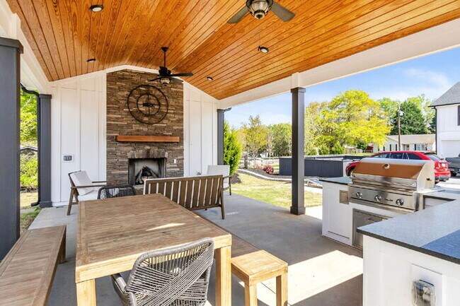 Building Photo - Modern 2-Bed, 2.5-Bath Townhouse with Small Loft in Travelers Rest