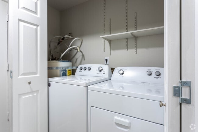 1BR, 1BA - 660 SF - Alcove