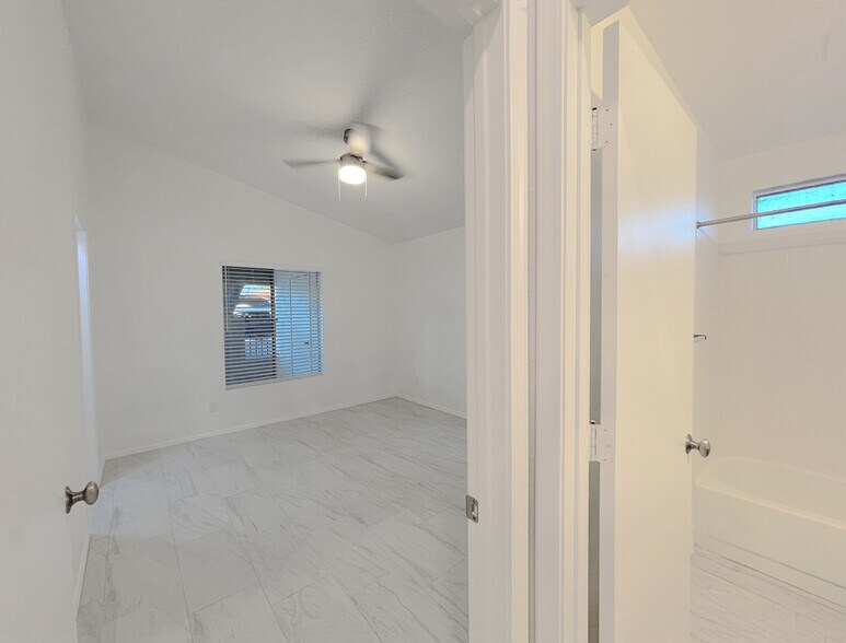 Building Photo - 1120 N Val Vista Dr