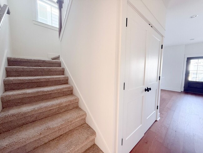 Building Photo - 4-Bedroom HOA Townhome with Pool Access Near Downtown Cookeville