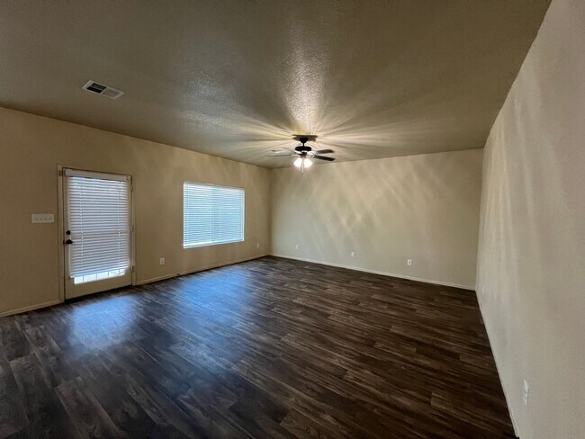 Building Photo - 4 BEDROOM HOME!