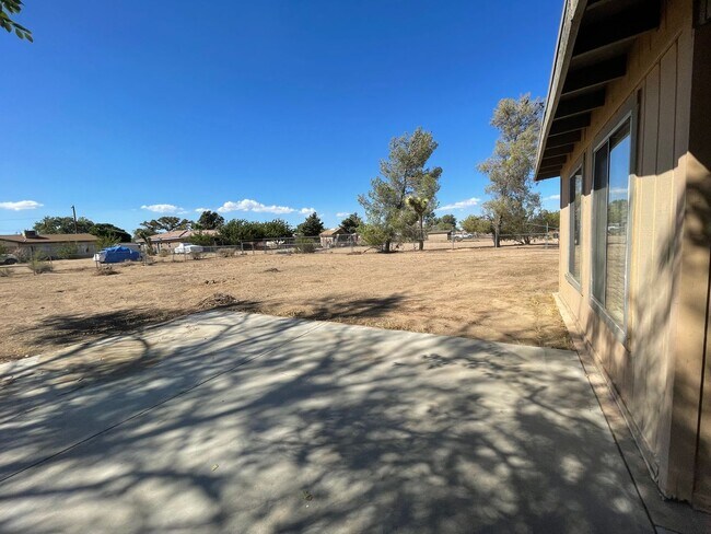 Building Photo - Hesperia-Refurbished- 3 Bedrooms, 2 Bathrooms + Den or Office, Large Property