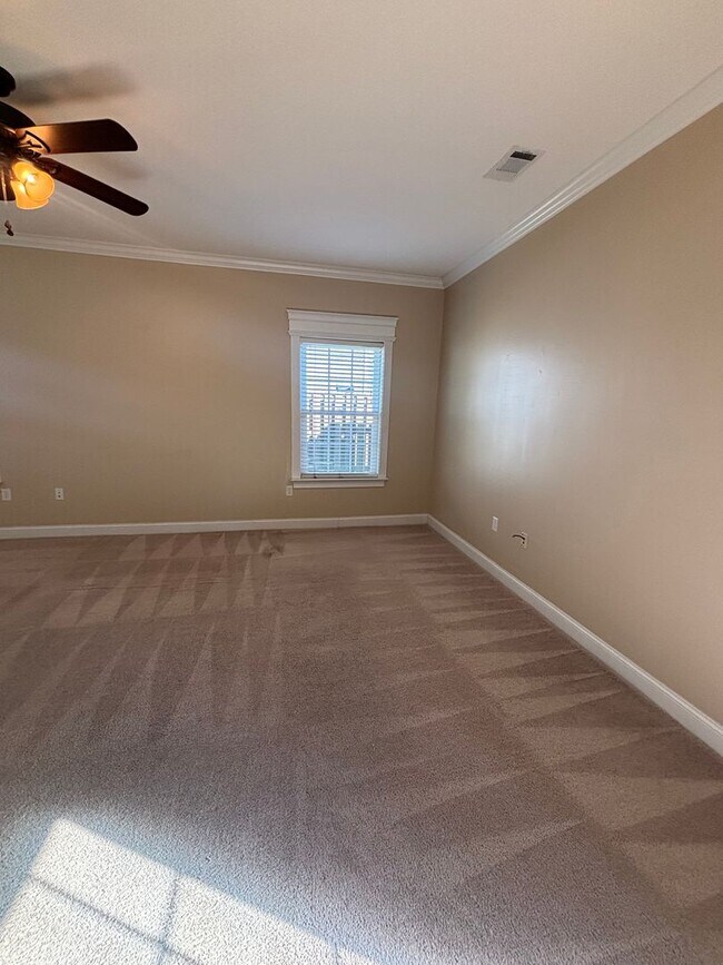 Building Photo - AVAILABLE NOW!