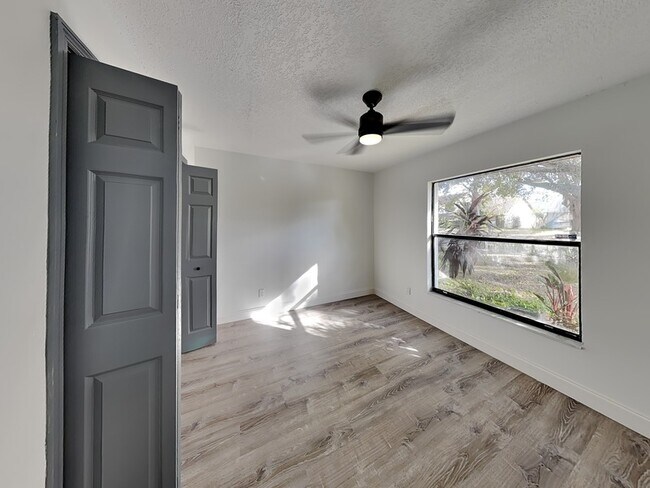 Building Photo - 9439 Lake Lotta Cir