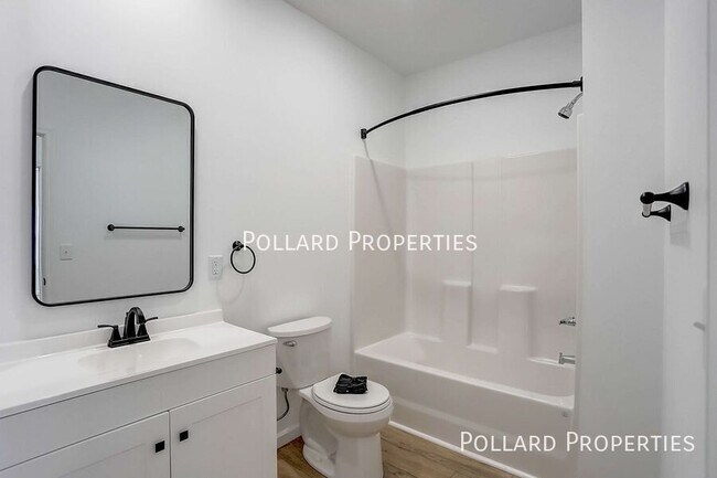 Building Photo - 505 Parkview Dr