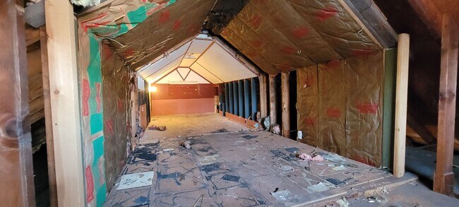 Building Photo - AVAILABLE NOW - 4 Bedroom with garage