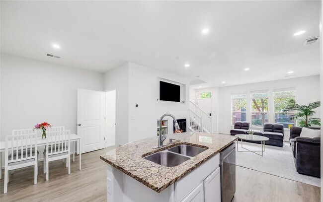 Building Photo - Updated 2BD, 2.5BA Townhome in Centennial ...