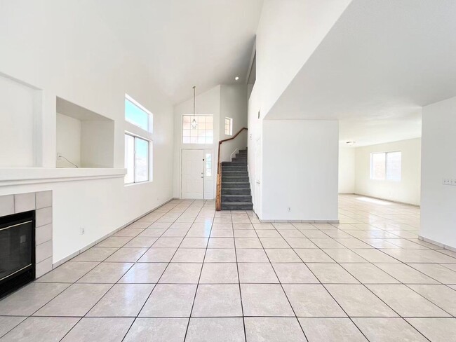 Building Photo - Beautiful two-story home