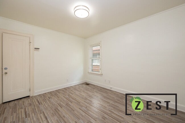 Building Photo - ***OPEN HOUSE SAT. OCT. 11TH 2025 10-10:30AM*** Spacious Upper Flat with Bonus Room, Garage, and ...