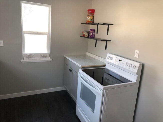 Building Photo - Charming 1 bed, 1 bath home featuring a fenced yard