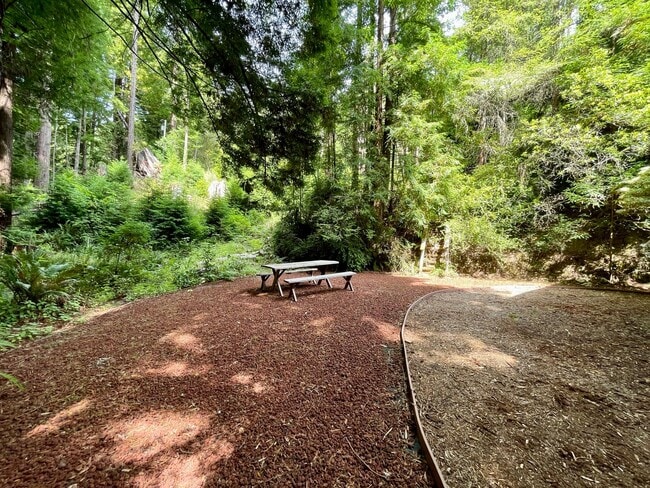 Building Photo - 4 bed, 3 bath split-level home in a private, forested setting (Bayside)