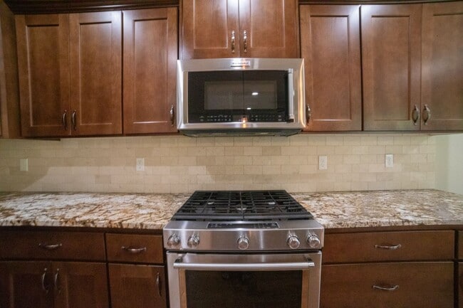 Building Photo - Beautiful Canby Custom Home!