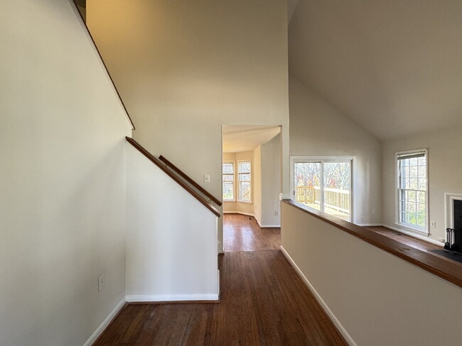 Building Photo - Lake Ridge Gem: Your Inviting Home Awaits!