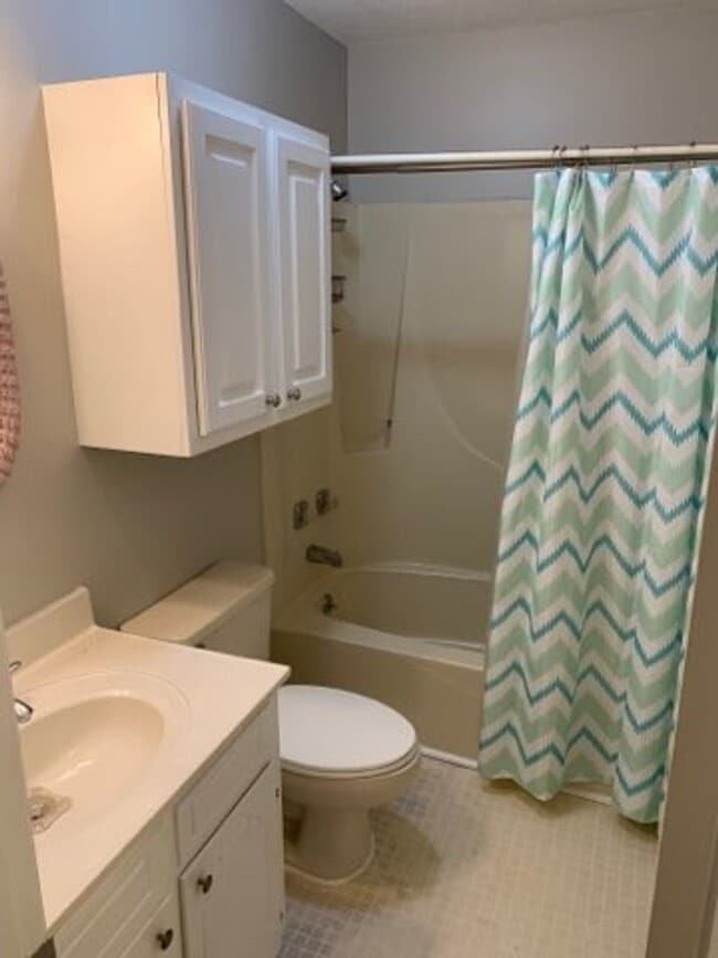 Building Photo - Britton Dr. - 4 Bedroom / 2 Bath House with Large Yard!!