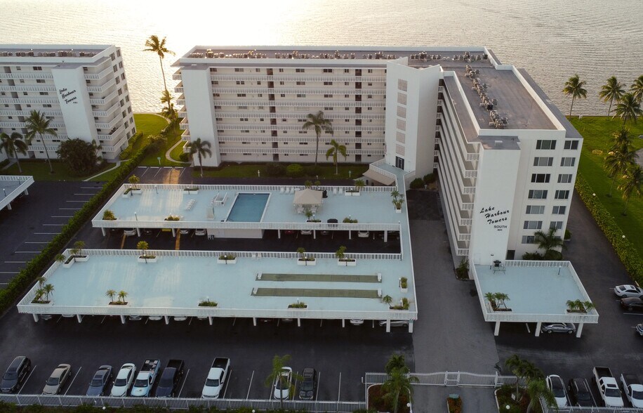 Building Photo - 301 Lake Shore Dr