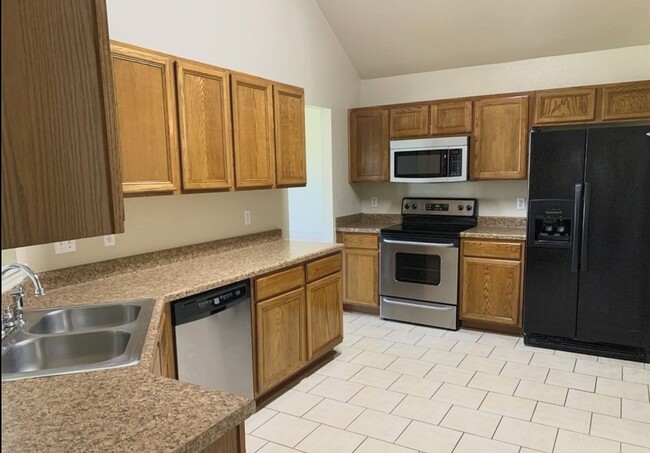 Building Photo - Lovely 3 bedroom 2 bath with Fireplace