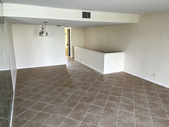 Building Photo - 2828 Tennis Club Dr