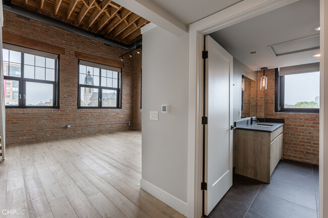 Building Photo - 729 N Sangamon St