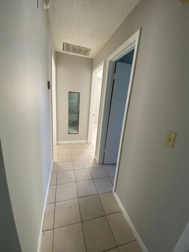 Building Photo - 2 Bedroom 1 Bath Duplex in Lakeland for RENT!