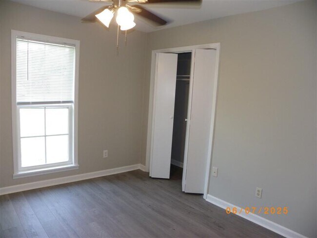 Building Photo - 929 N Willowick Dr