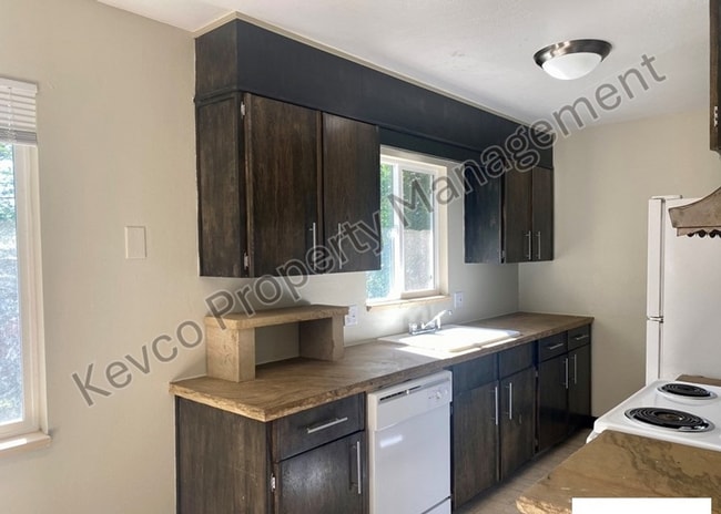 Building Photo - 1400 Hillcrest Dr