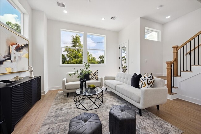 Building Photo - 835 Rachel St