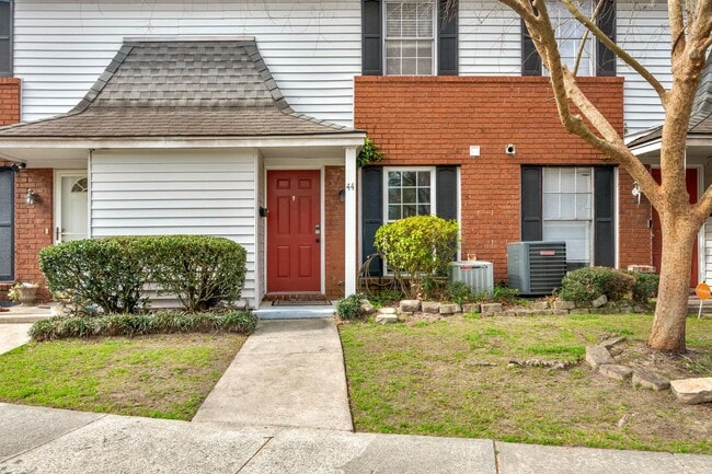 Building Photo - AVAILABLE NOW!  2 BED 2.5 BATH TOWNHOME