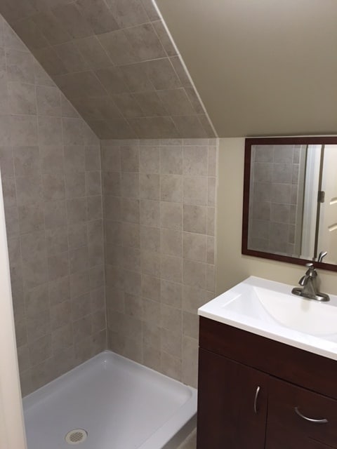 Building Photo - NEWLY RENOVATED 3 bdrm/2 bath - Sharon