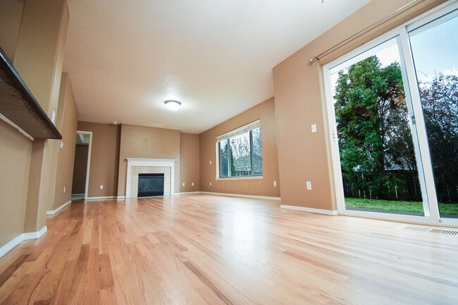 Building Photo - Move In Special!  $1000 Off!  Beautiful Spacious Home!
