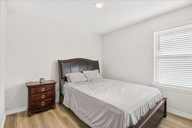 Building Photo - 1638 Comfy Wy