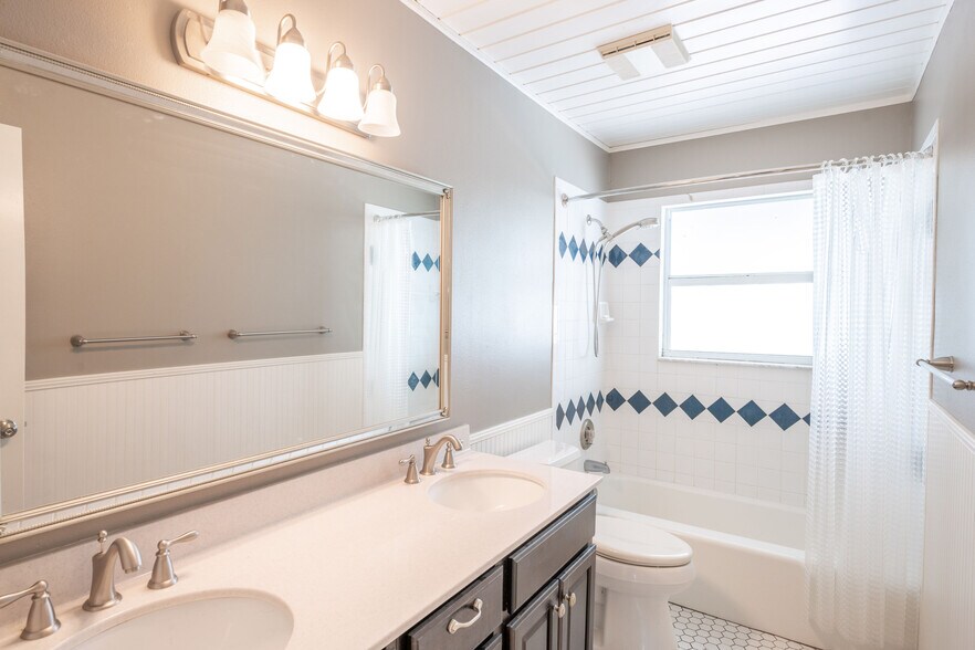 Building Photo - 6 Country Club Rd