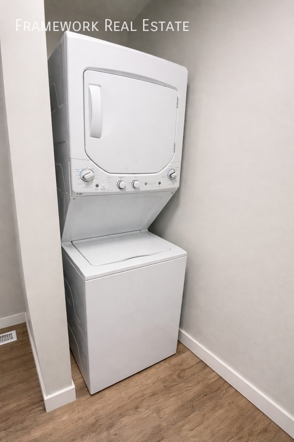 Building Photo - 1468 Ivanhoe St