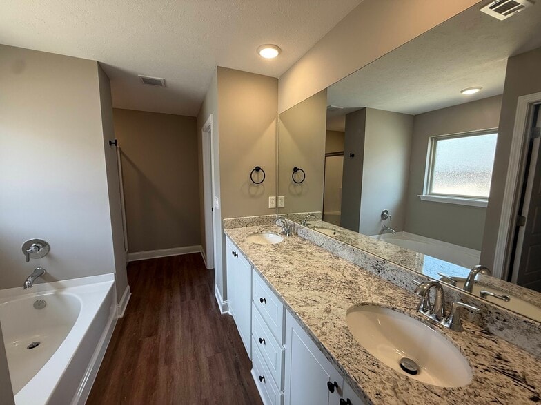 Building Photo - 116 Madisonville Dr