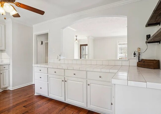 Building Photo - 4346 Manhassett Dr