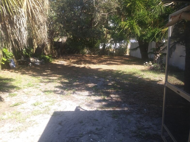 YARD - 1540 Pasadena Dr
