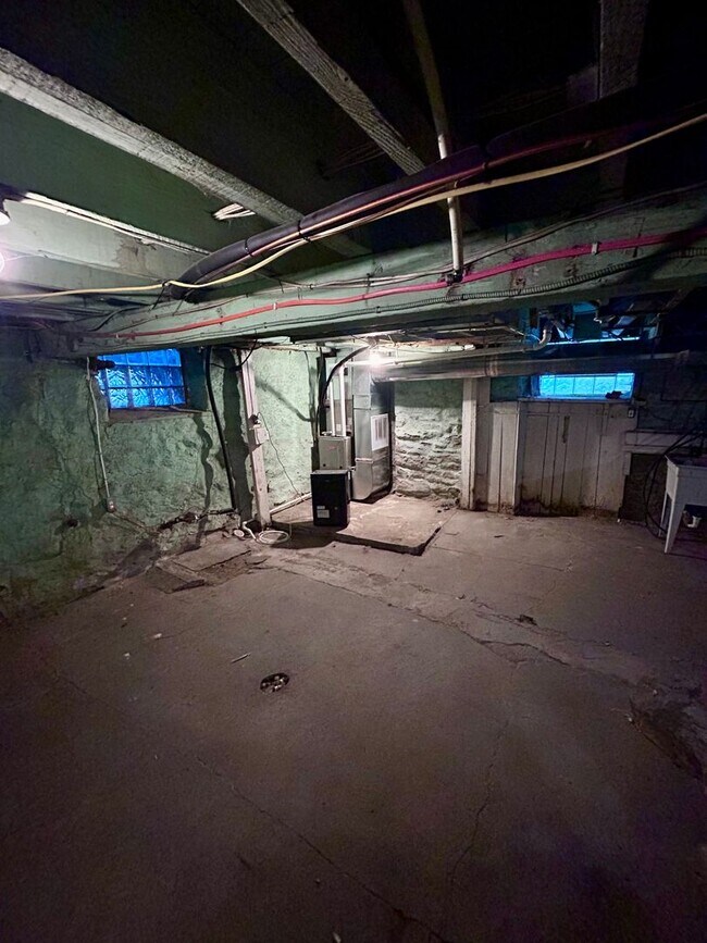 Building Photo - Large 4 Bedroom 1 Bathroom House (Marshall...