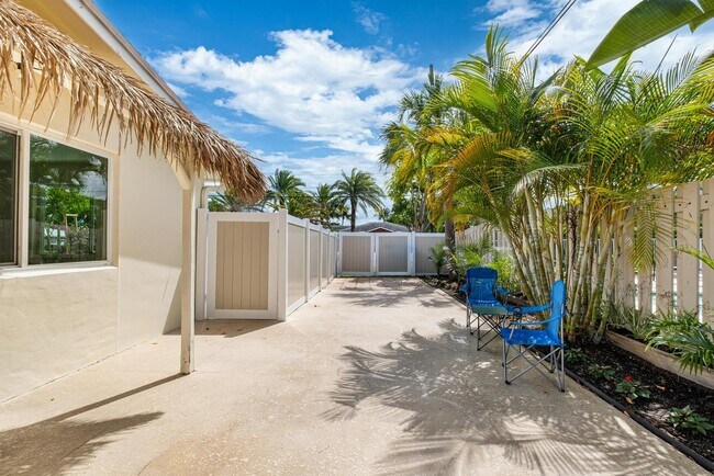 Building Photo - 2611 NE 16th St