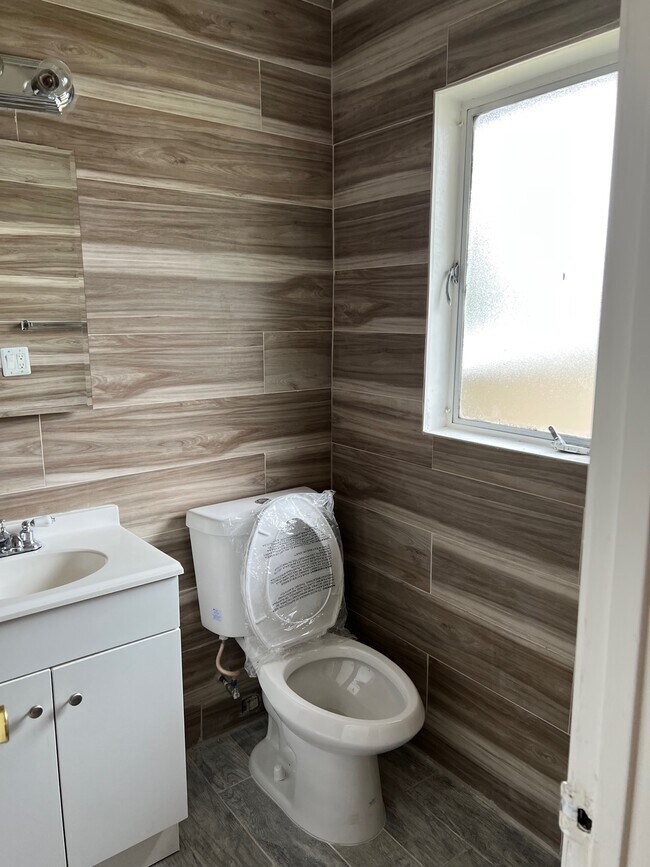 Building Photo - 407 Violet Ave