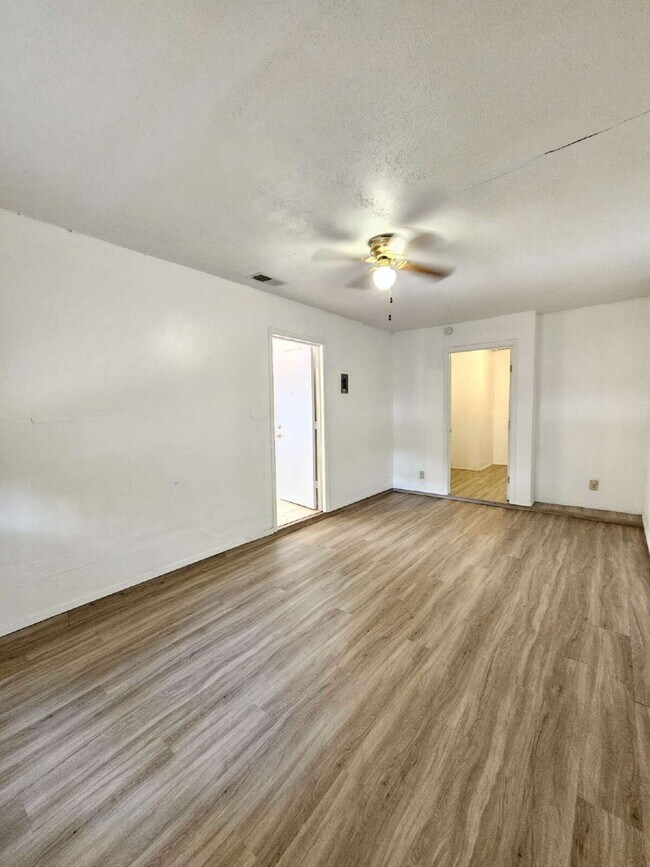 Building Photo - 2 bed/1 bath duplex with flex room- 2 WEEK...