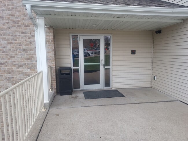 Main Entry - 158 Colorado St