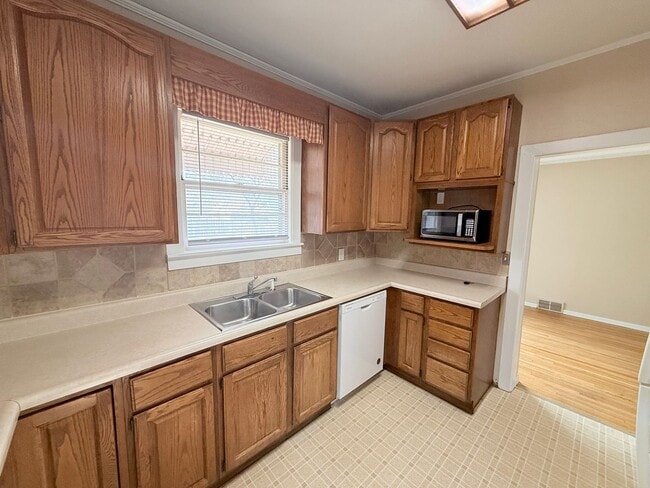 Building Photo - 5BR Home with Fenced Backyard, Firepit & Bonus Space