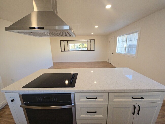 Building Photo - 3BD/2BA newly remodeled Kenwood Dr. Fortun...