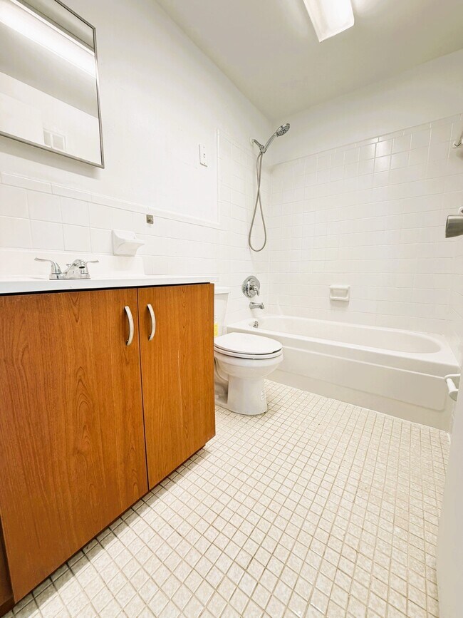 Building Photo - 115 Bentley Dr