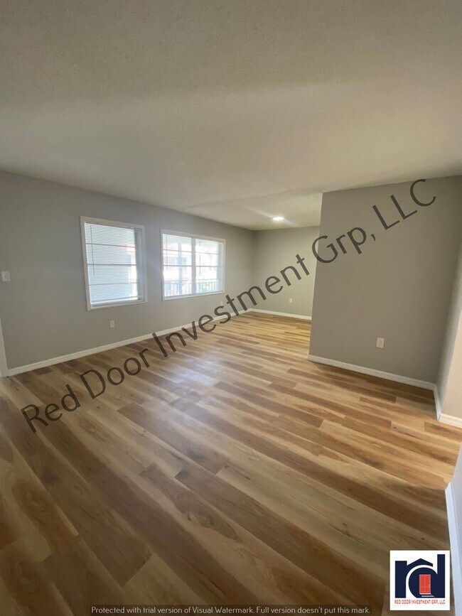 Building Photo - Upstairs 2/1 - Small Quiet Apartment Commu...