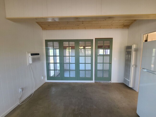 Building Photo - $500 OFF! NEWLY RENOVATED STUDIO W/ WASHER...